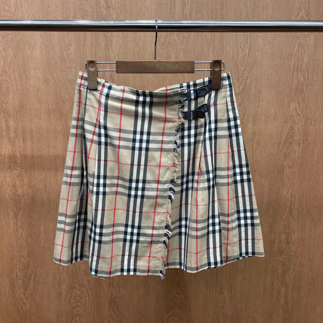 버버리 미니 스커트 노바 체크 패턴 가죽 버클 디테일 A라인 베이지 상품이미지2