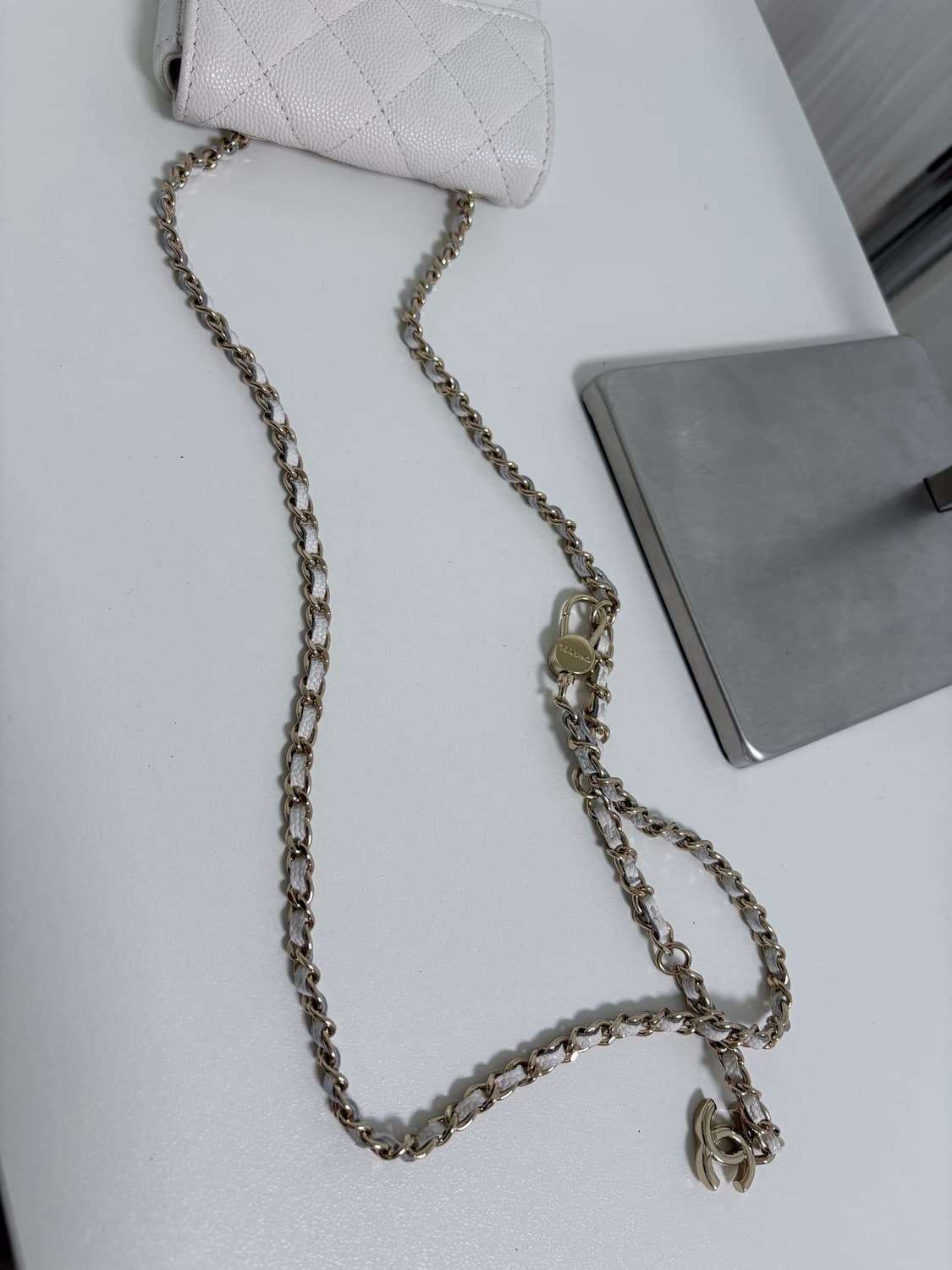 샤넬 캐비어 화이트 체인 벨트백 (내장칩버전) 상품이미지4