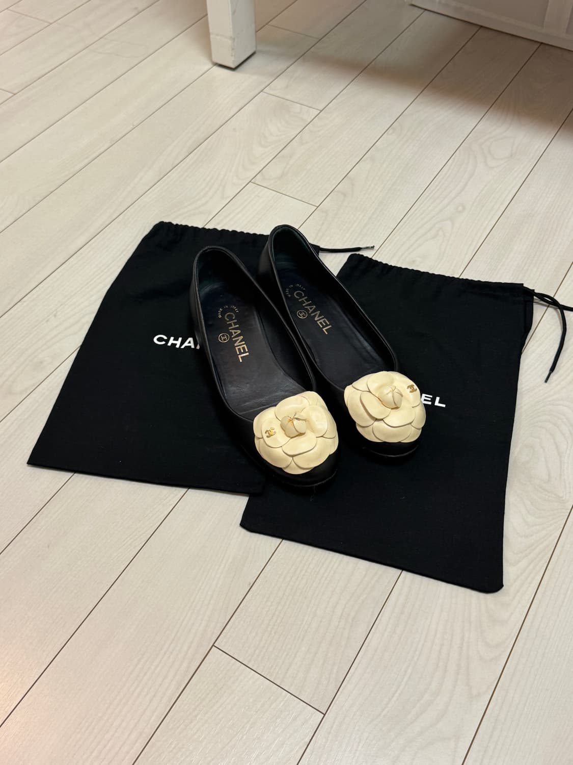 샤넬 까멜리아 블랙 램스킨 발레리나 플랫 36C 상품이미지3