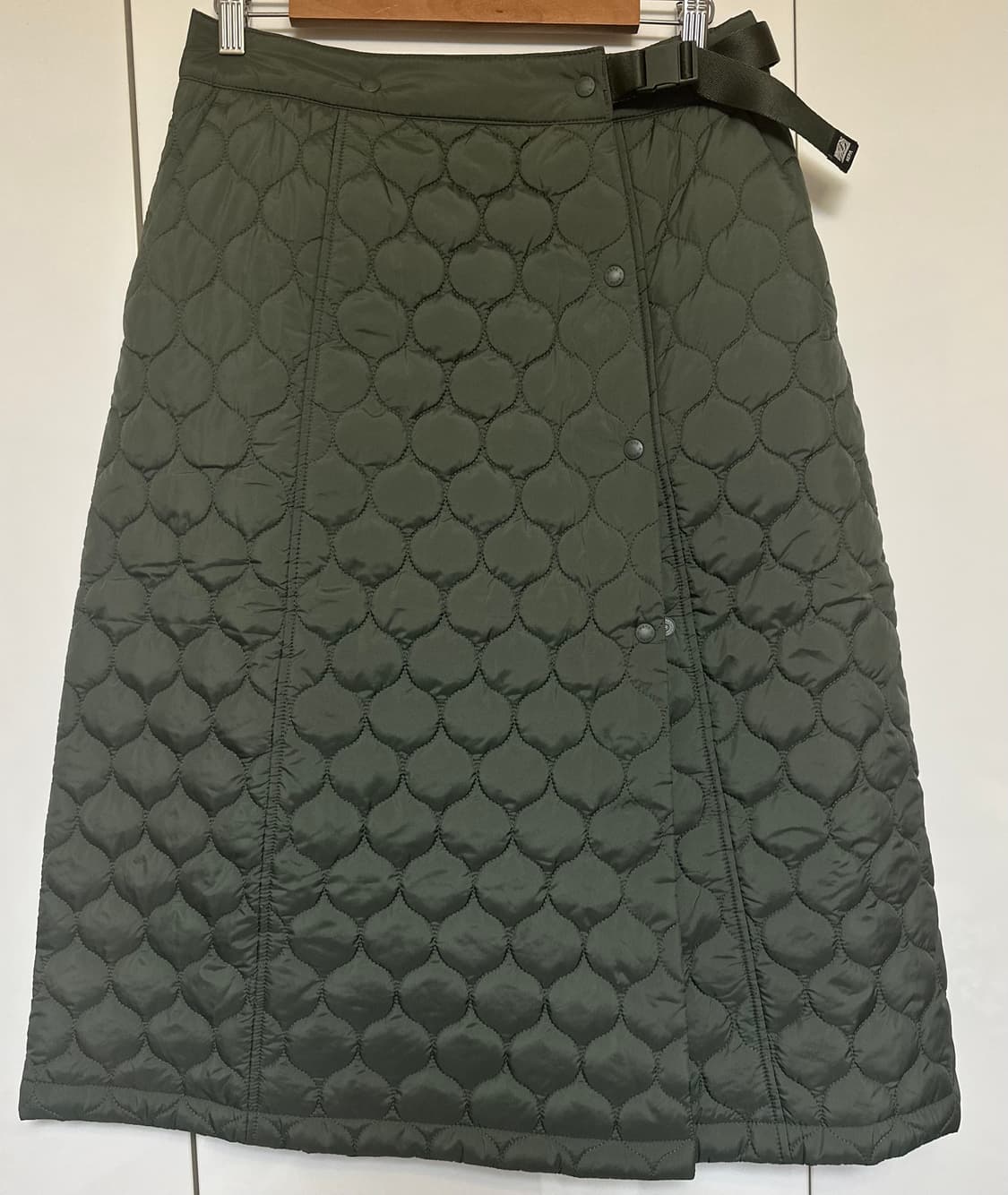 네파카키색 퀼팅 패딩랩 스커트 상품이미지1