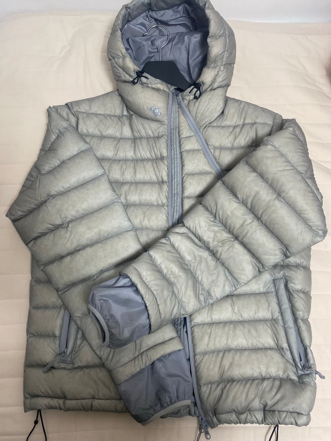 산산기어 서픽스 푸퍼 자켓 그레이 경량패딩 24FW 상품이미지1