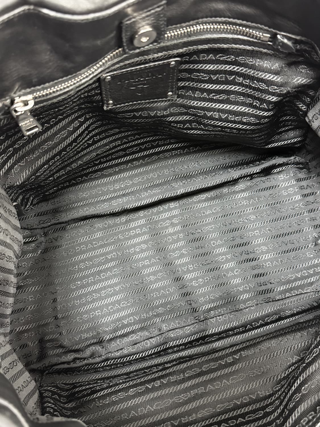 프라다 테수토 나파 레더 스트라이프 체인 쇼퍼백 상품이미지8