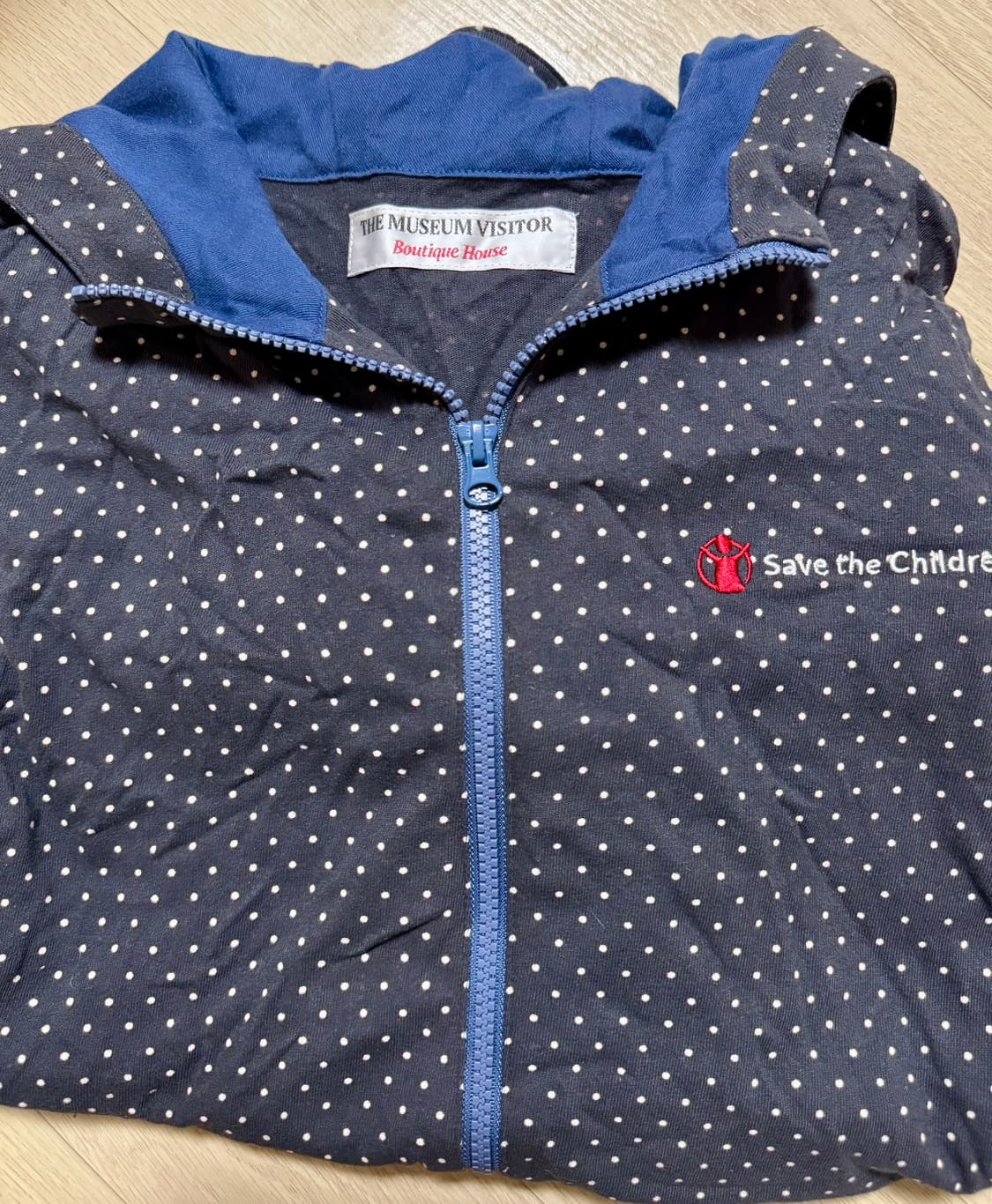 더뮤지엄비지터 x 세이브더칠드런 후드 집업 챠콜 L 상품이미지7