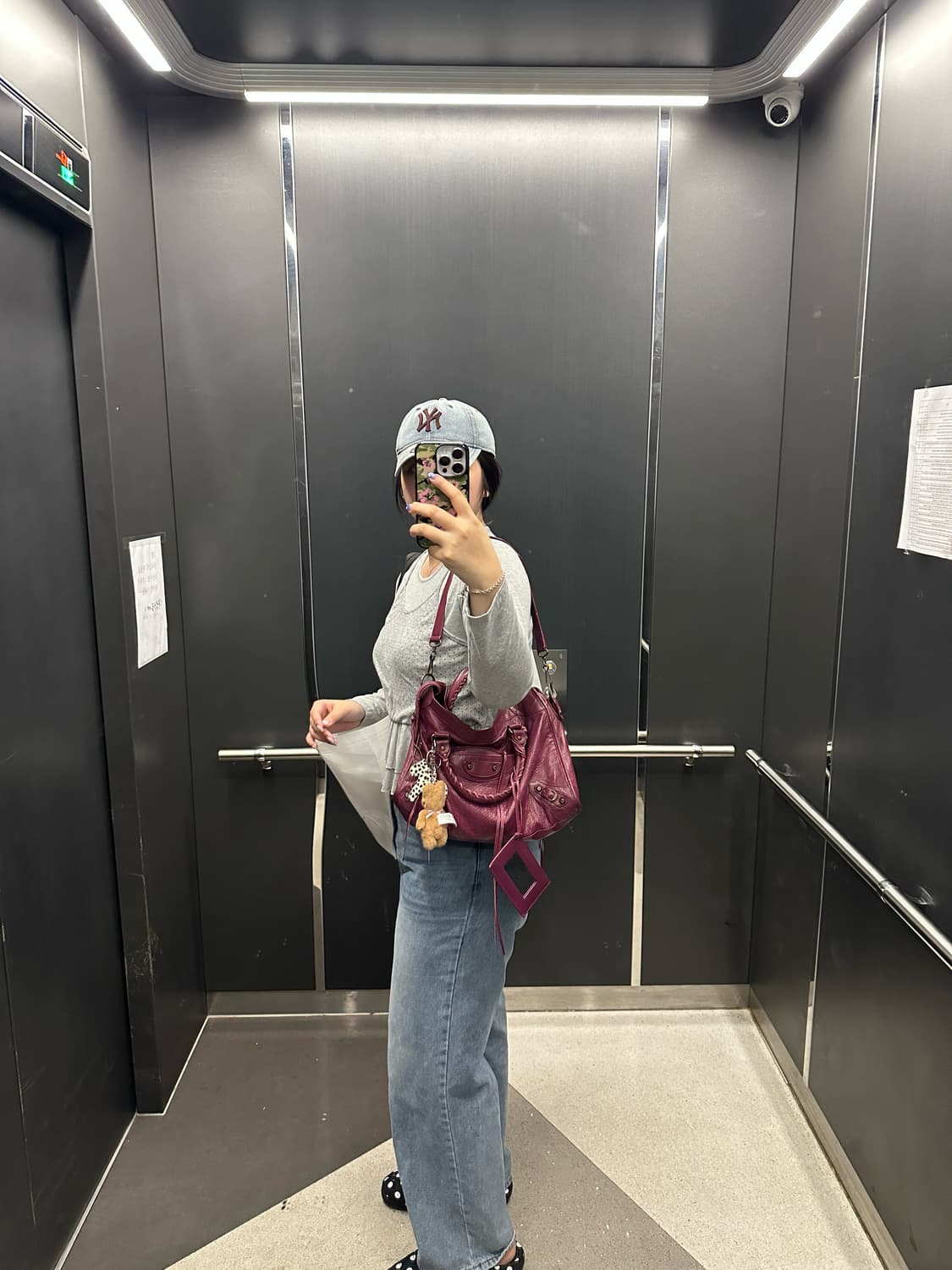 발렌시아가 모터백 미듐 퍼플 와인색 상품이미지9