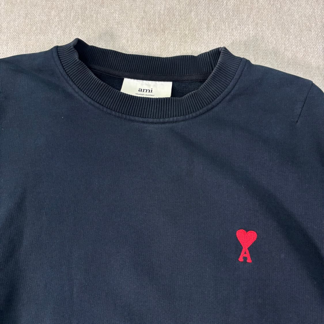 100 아미 스몰하트로고 챠콜 맨투맨  상품이미지2