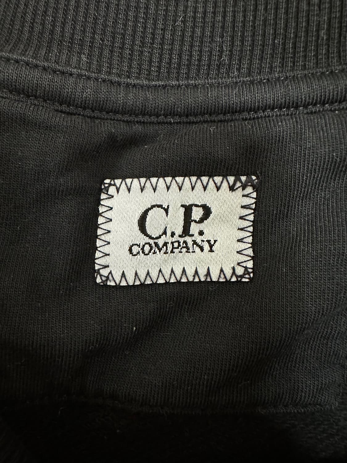 C.P컴퍼니 렌즈 블랙 맨투맨 상품이미지5