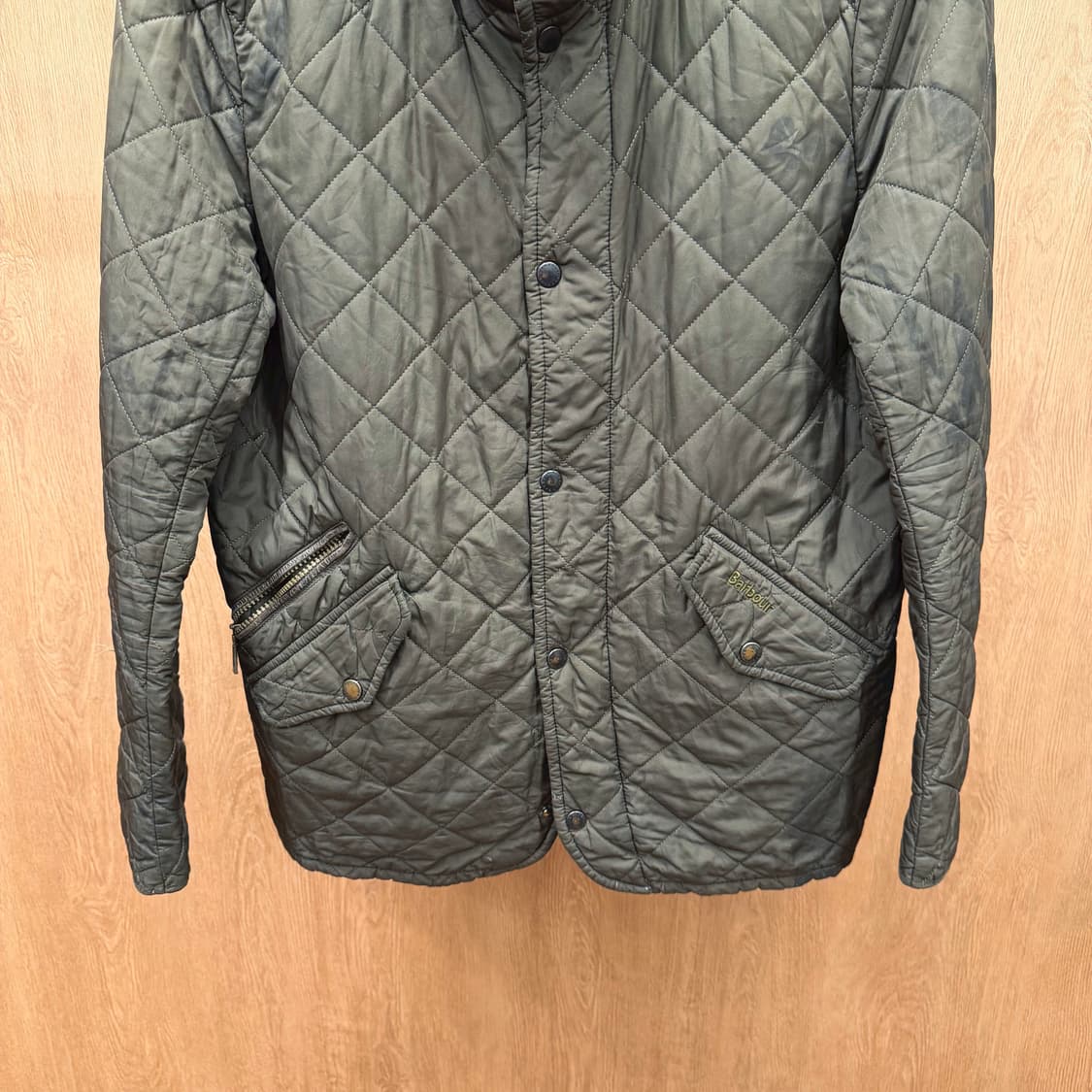 바버 퀄팅 패딩 자켓 하이넥 더블 클로징 포켓 로고 자수 디테일 카키 상품이미지5