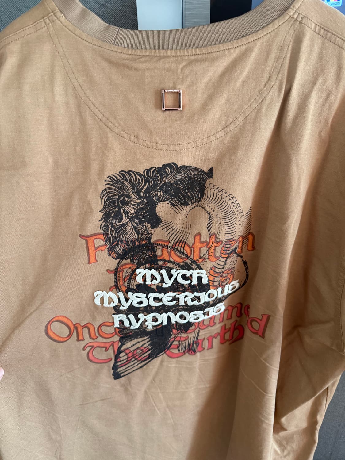 우영미 21FW 갈색 백 프린팅 티 상품이미지3