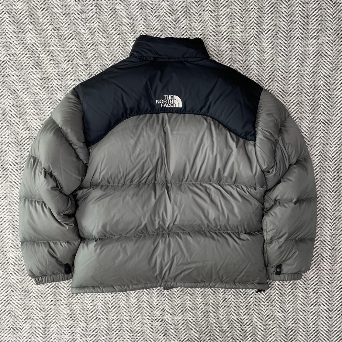 [105] 노스페이스 센터로고 무광 그레이 700 눕시 패딩 상품이미지1