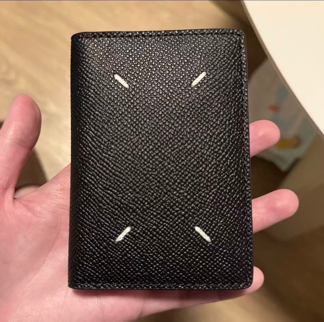 
메종 마르지엘라 레더 바이폴드 카드 홀더 블랙 상품이미지1