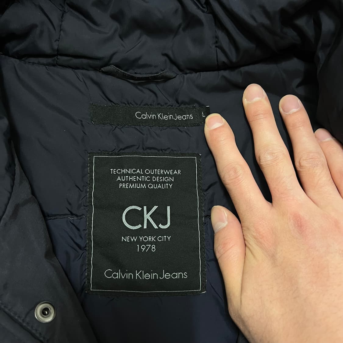 캘빈클라인 진스 여성 후드 야상 미디엄 패딩 점퍼 [네이비] L/100 상품이미지4