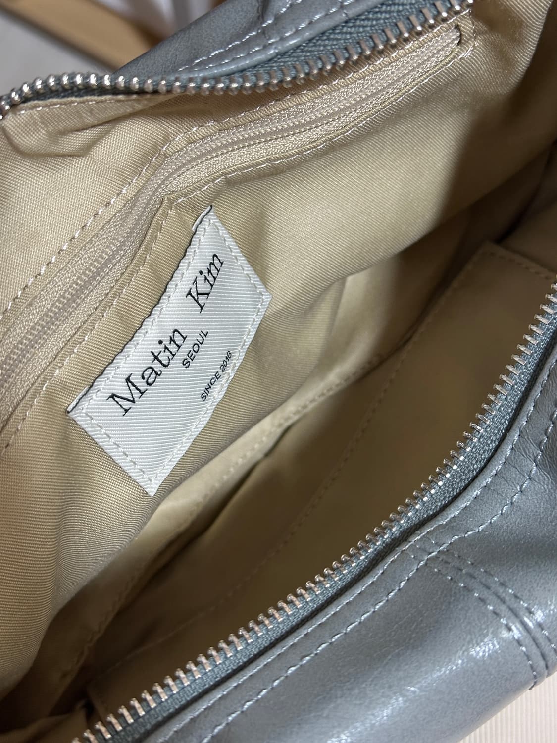 마뗑킴 하프 셔링 리본 라운드백 스모크블루 가방 상품이미지3