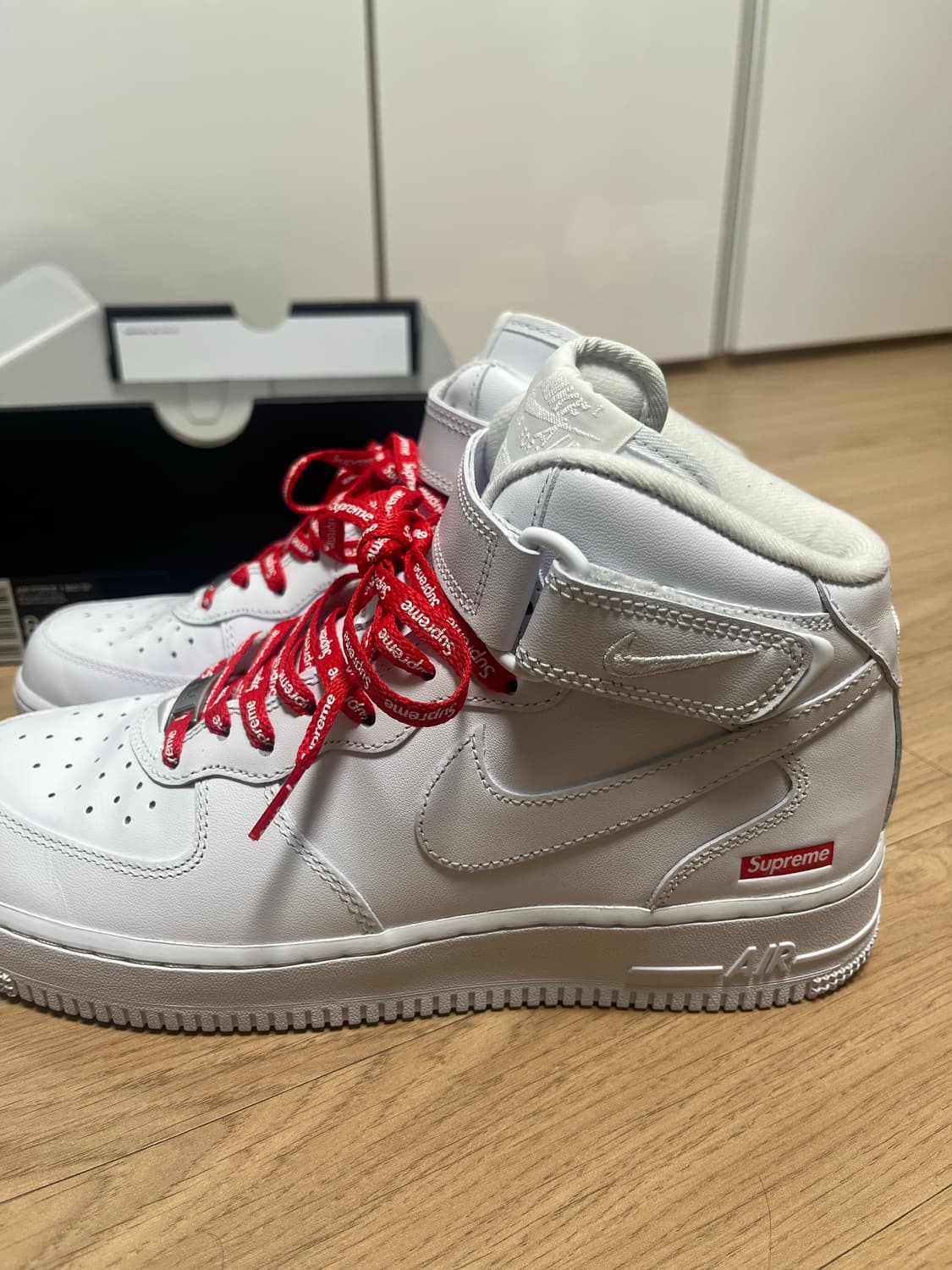 나이키 x 슈프림 에어포스 1 미드 화이트 상품이미지3
