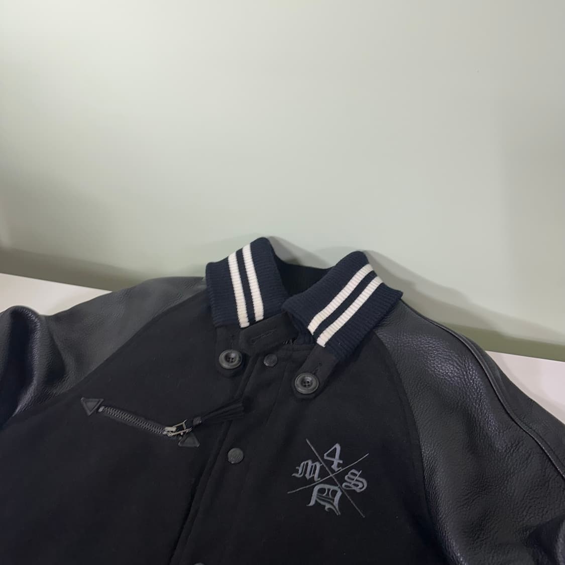 4DIMENSION M 블랙 레더배색 누빔 바시티자켓 상품이미지2