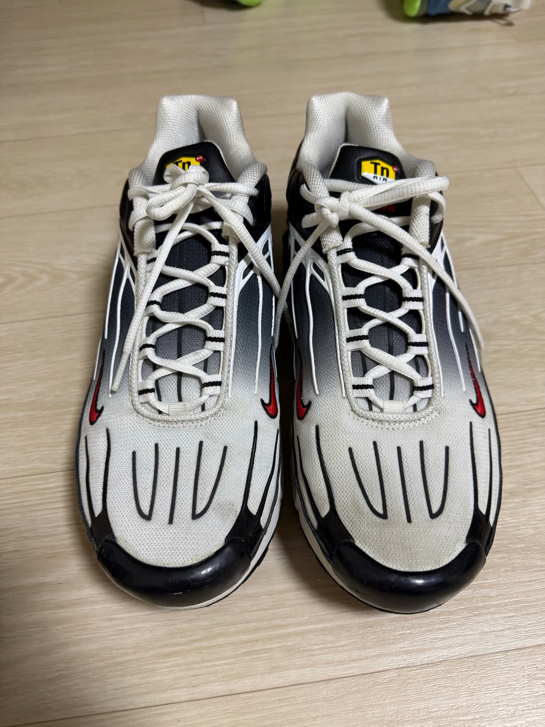 나이키 에어맥스 플러스 화이트 블랙 300 상품이미지2