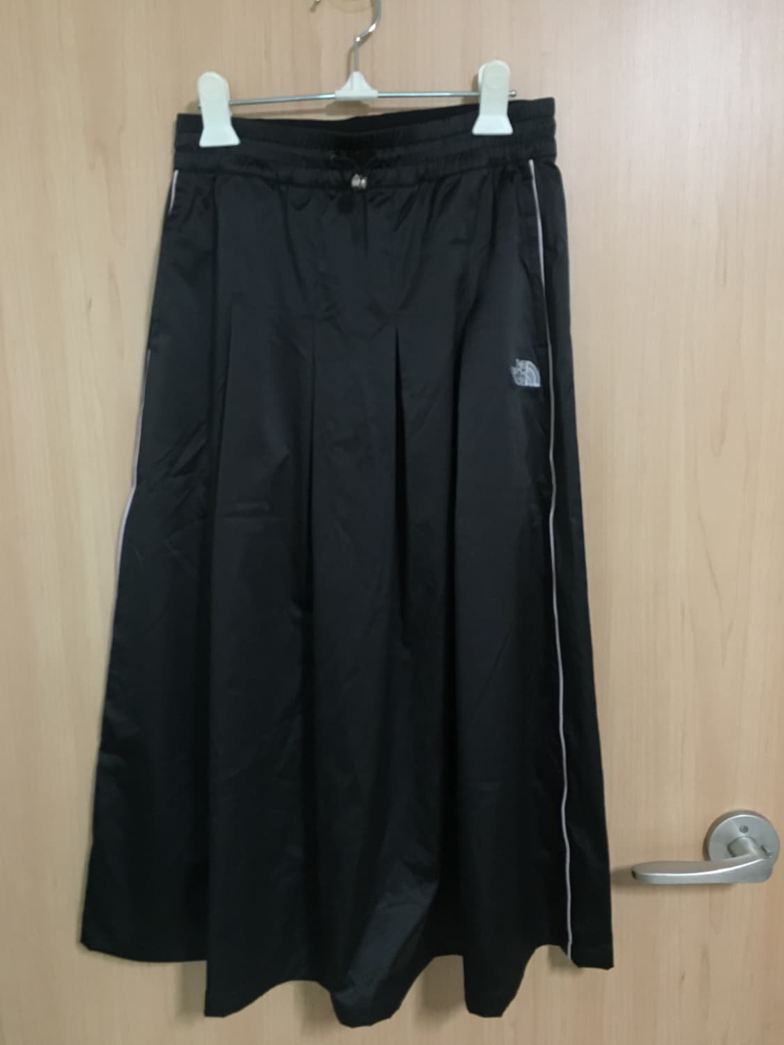 노스페이스 화이트라벨 롱치마 여성 새틴 플레어 스커트 상품이미지3