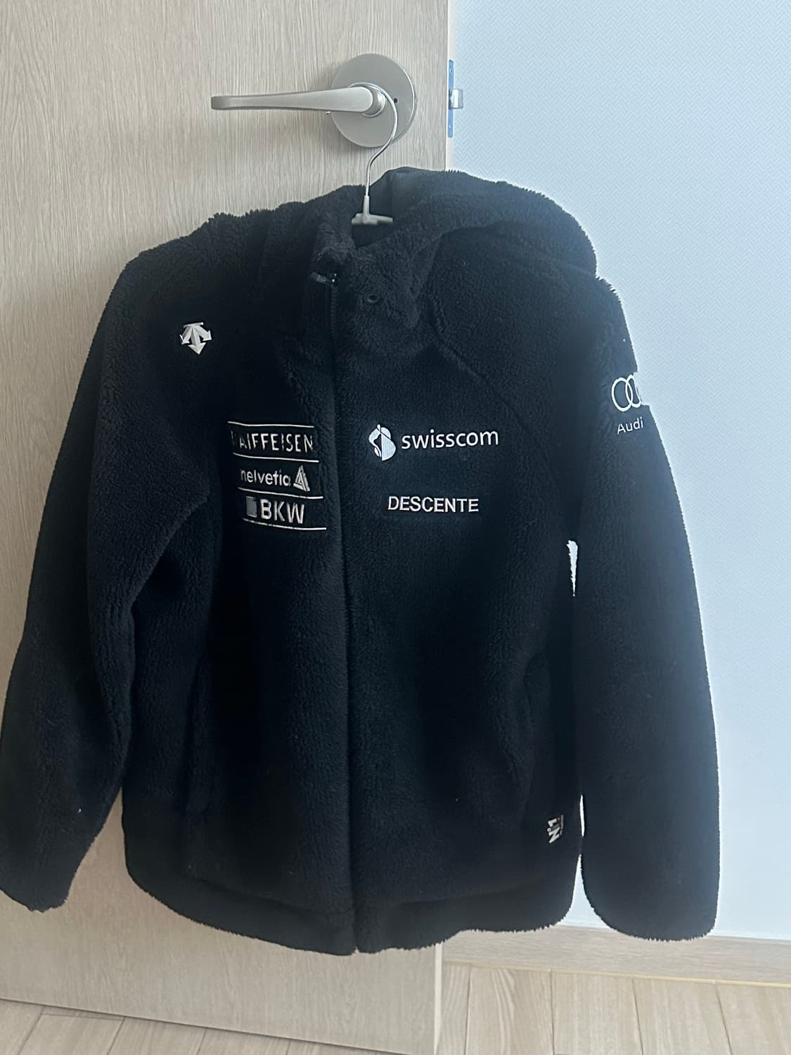 데상트 스위스 스키팀 쉐르파 플리스 집업 재킷 상품이미지1