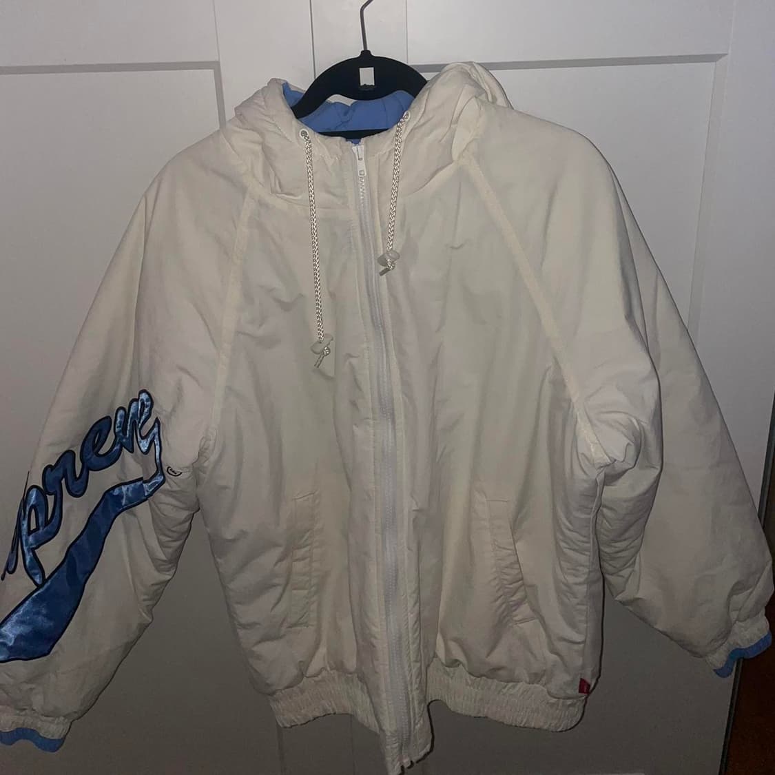 슈프림 슬리브 스크립트 사이드라인 자켓 화이트 상품이미지1