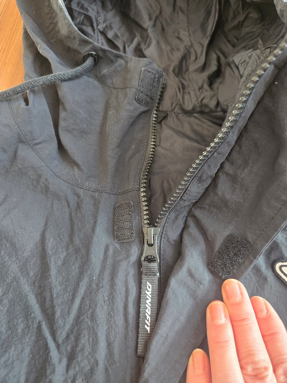 다이나핏 블랙 후드 바람막이 자켓 상품이미지5