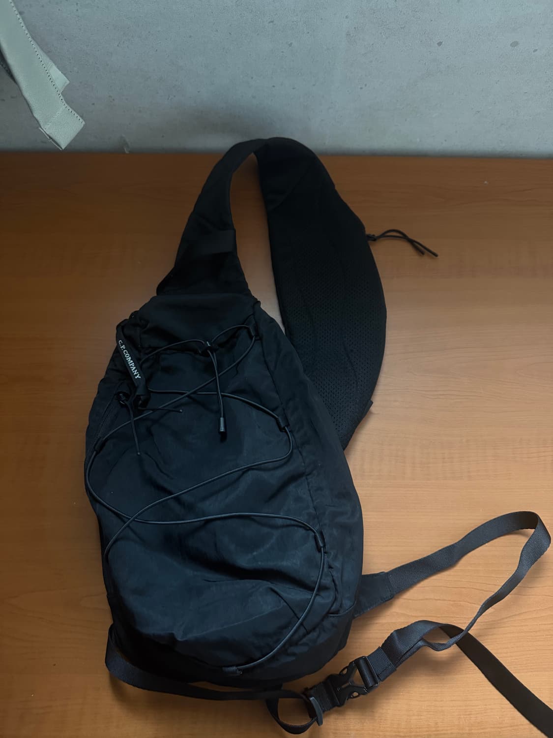 C.P. 컴퍼니 나일론 B 렌즈 크로스백 블랙 - 25FW 상품이미지1