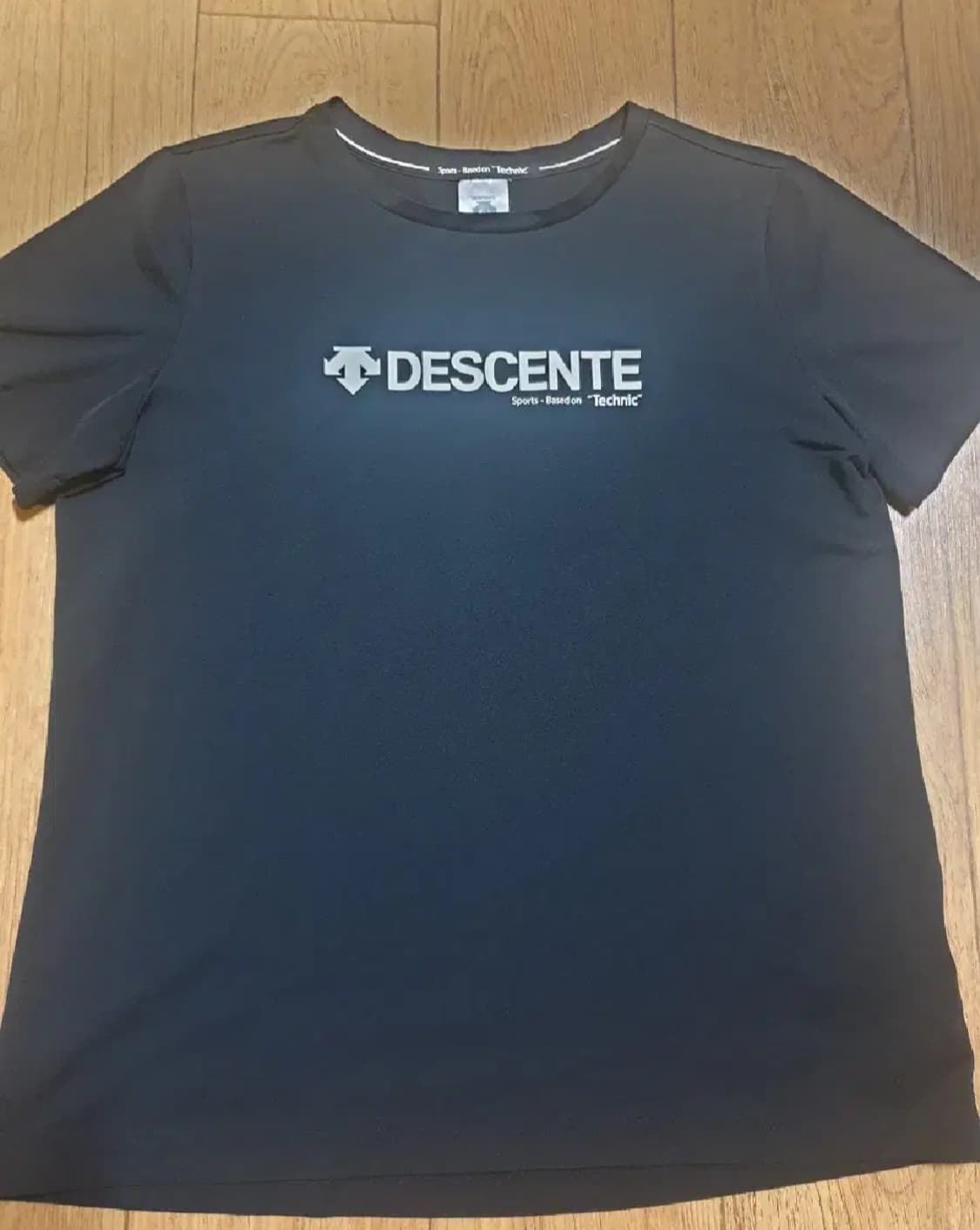 데상트 반팔티 95 사이즈입니다 상품이미지1