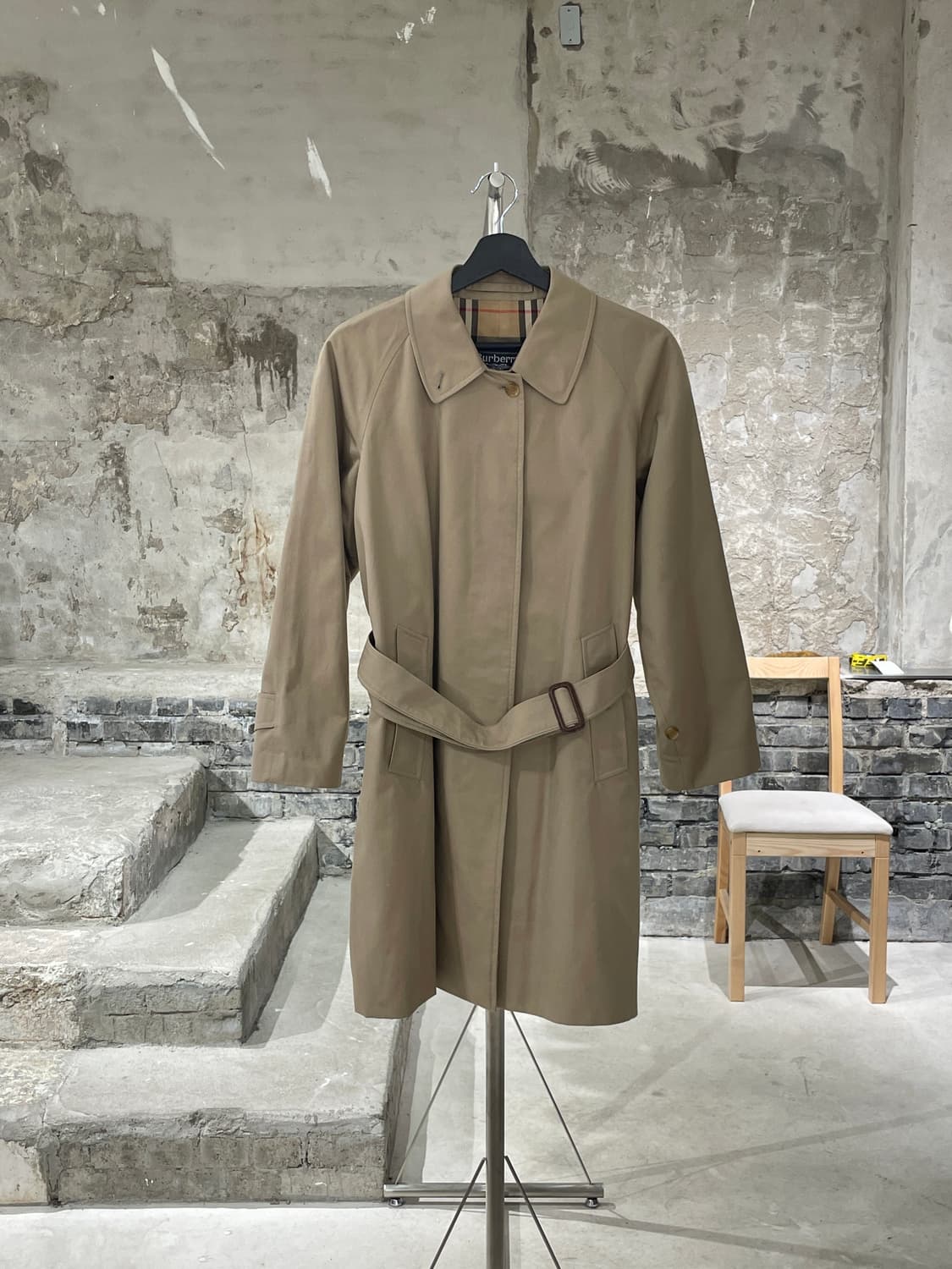 버버리 베이지 히든 버튼 벨티드 코튼 코트 상품이미지1