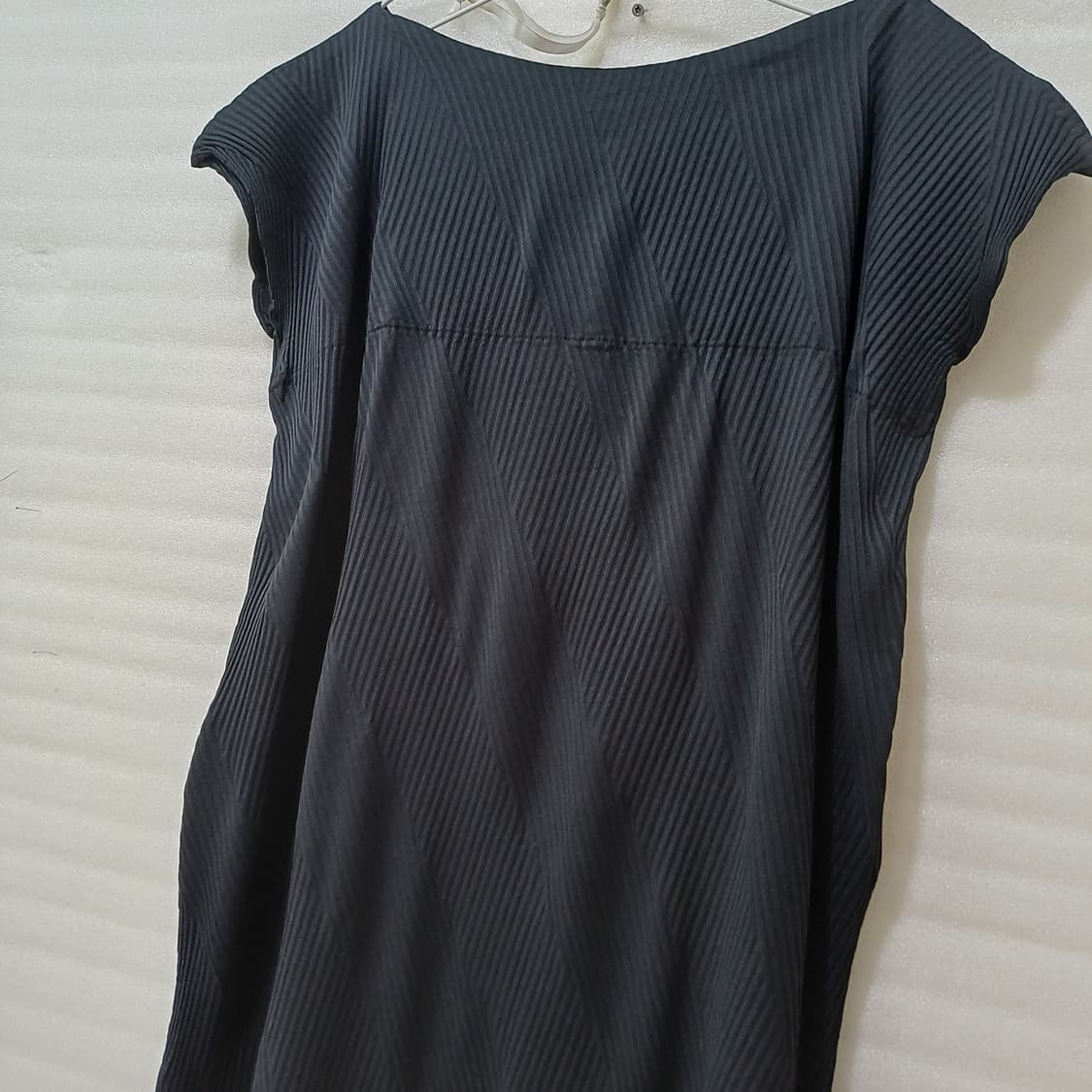 삼성물산 이세이미야케 플리츠 민소매 캡소매 원피스 2 블랙 사랑봉봉 상품이미지2