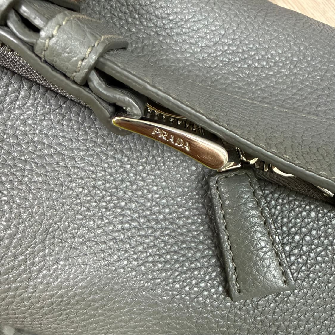 프라다 레더 트라이앵글 백 상품이미지9