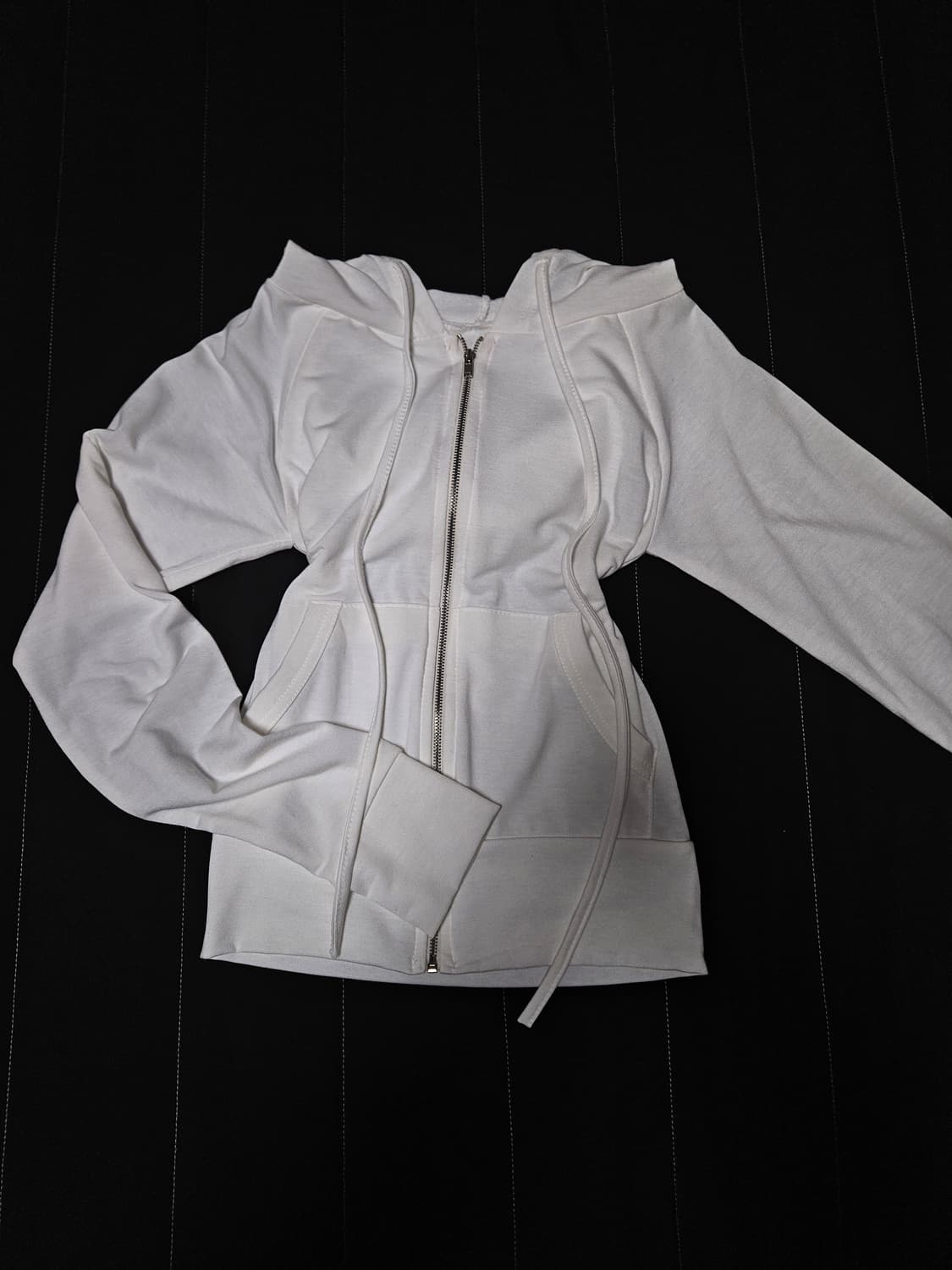 (새상품)에이블리 뉴앤비 개말라핏 슬림핏 후드집업 아이보리 상품이미지4