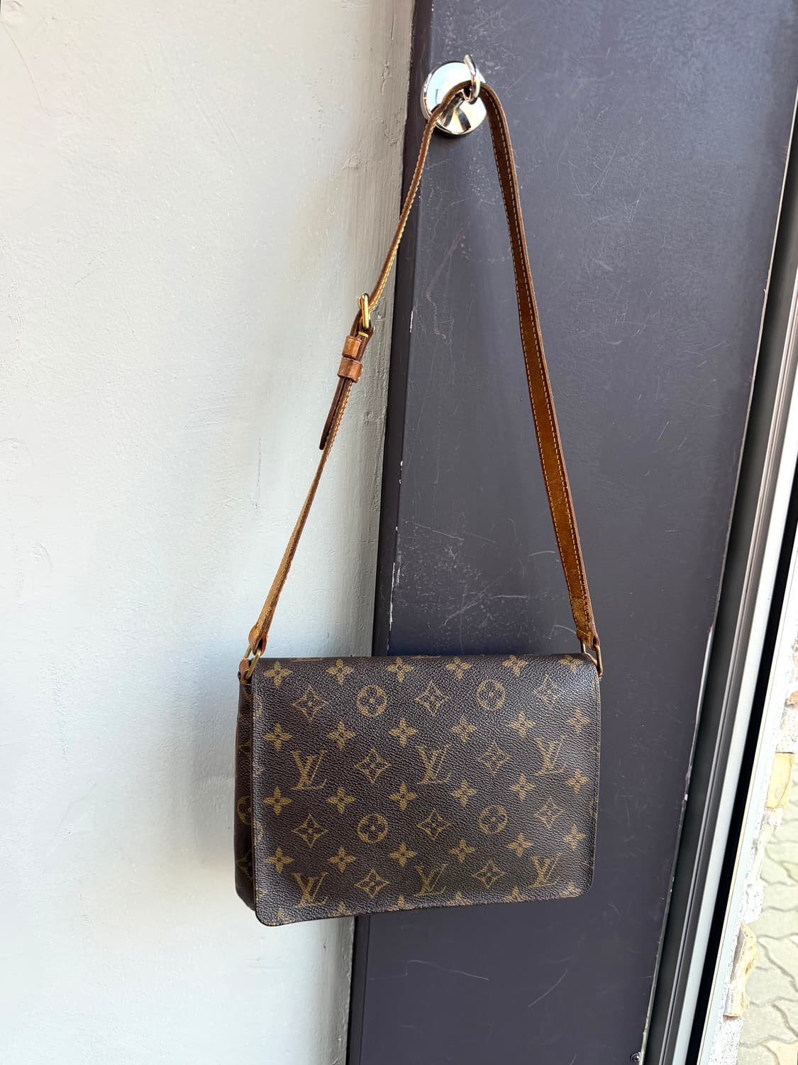 루이비통 뮤젯탱고 모노그램 숄더백 상품이미지2