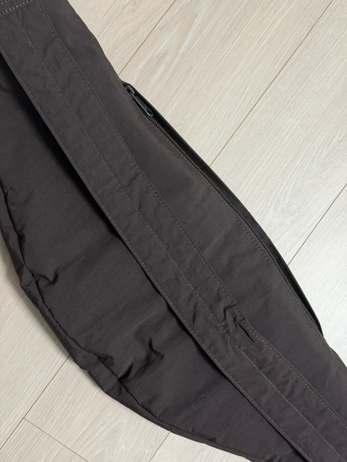 유니클로U 크로스바디백 다크브라운 상품이미지1