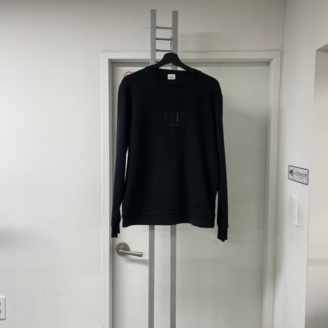 CP 컴퍼니 로고 블랙 맨투맨 105 상품이미지1