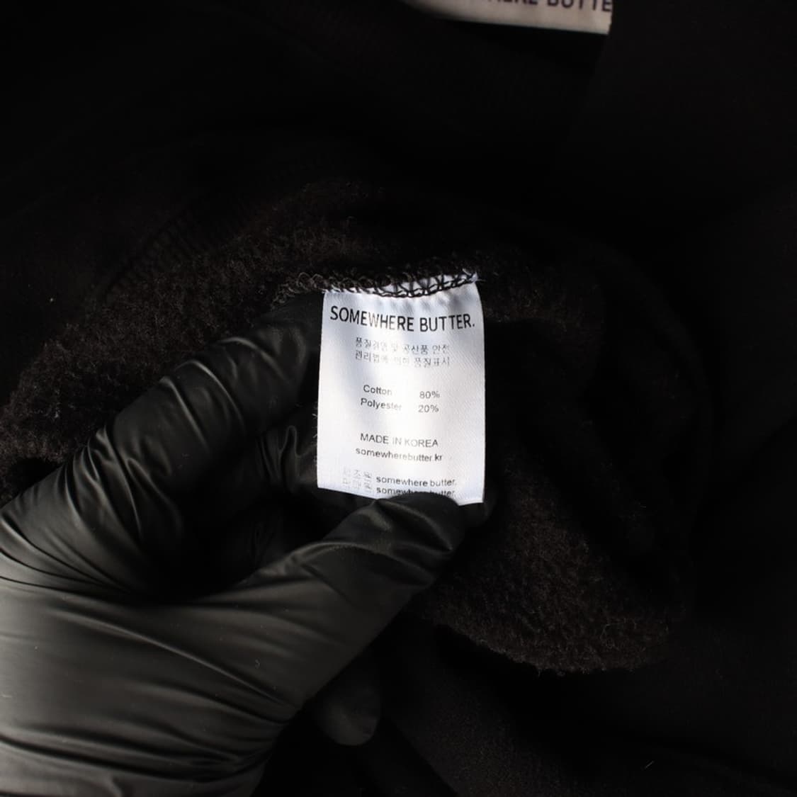 썸웨어버터 블랙 로고 크롭 맨투맨 상품이미지6
