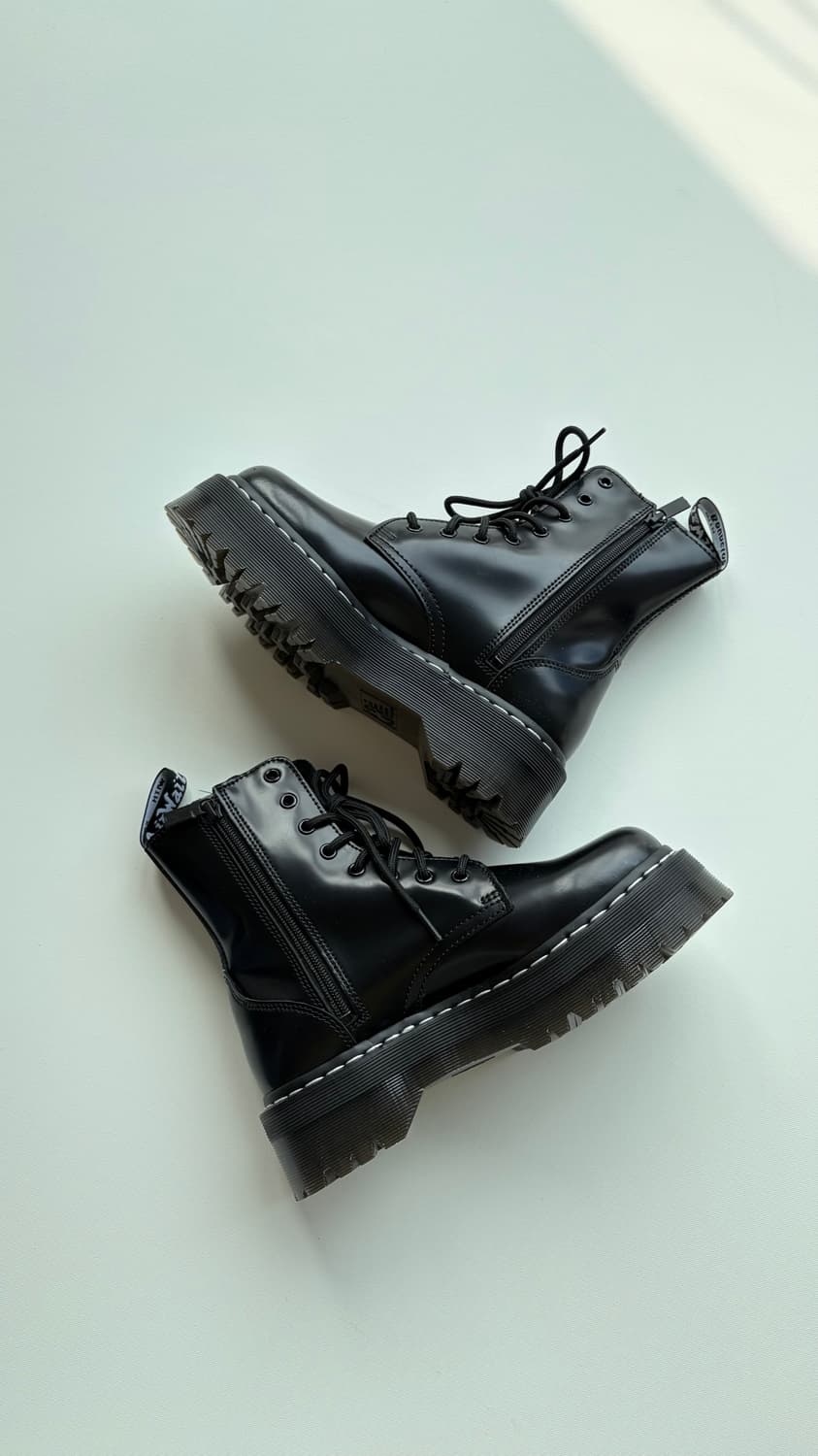 닥터마틴 제이든 화이트 스티치 8홀 부츠 상품이미지4