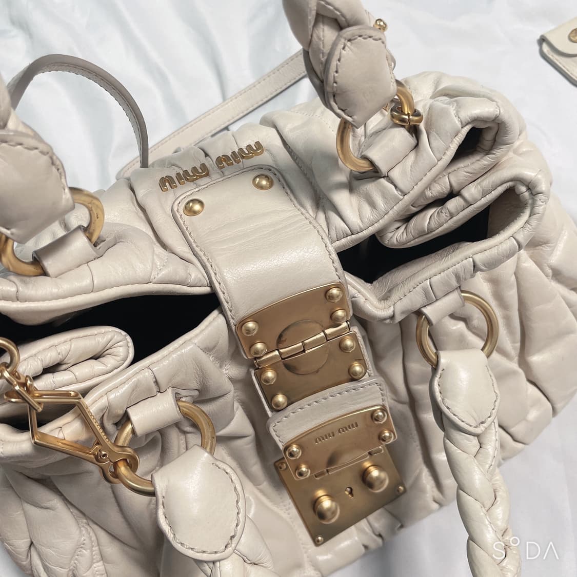 미우미우 아이보리 숄더백 상품이미지7