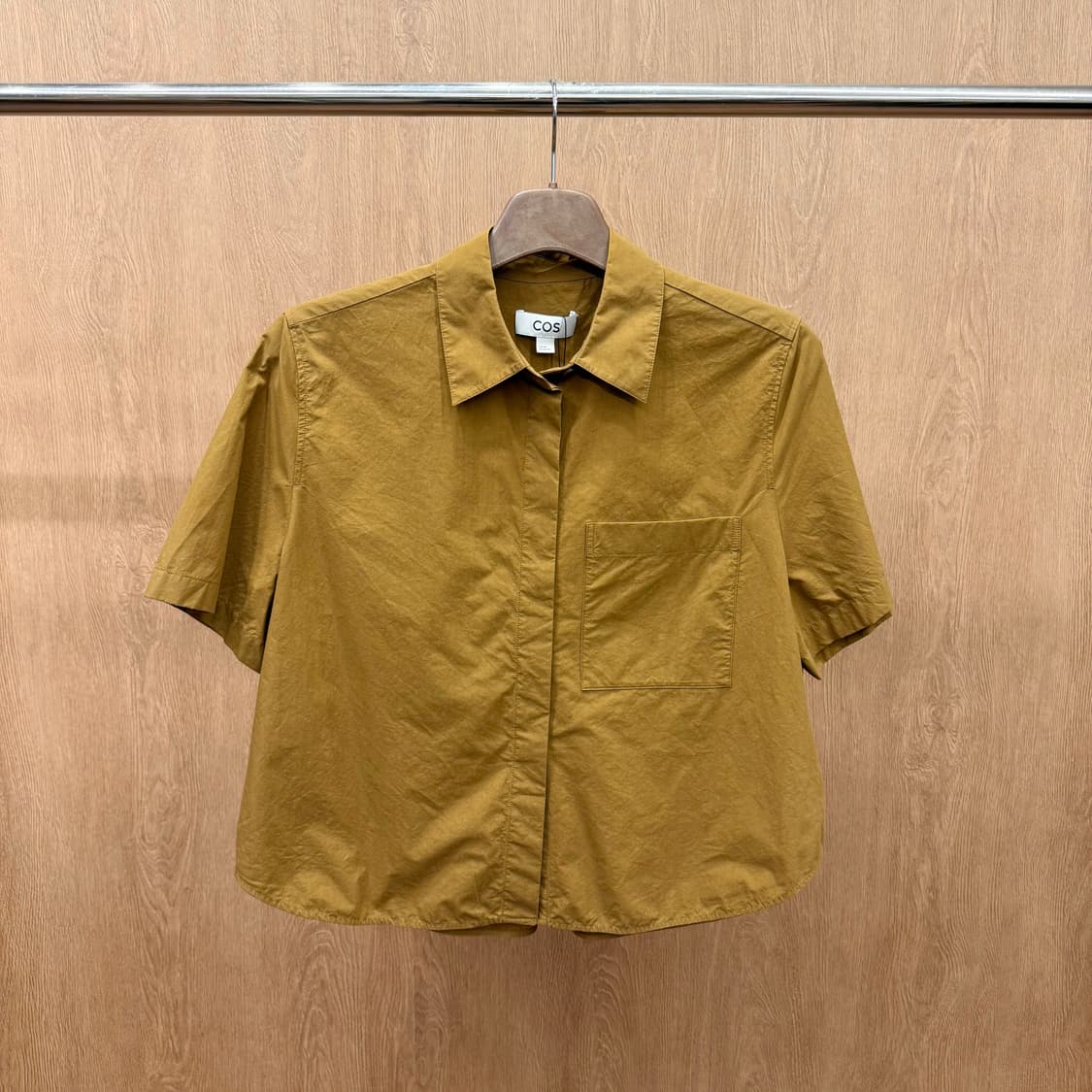 코스 미니멀 히든 버튼 반팔 셔츠 포켓 디테일 머스타드 브라운 상품이미지2