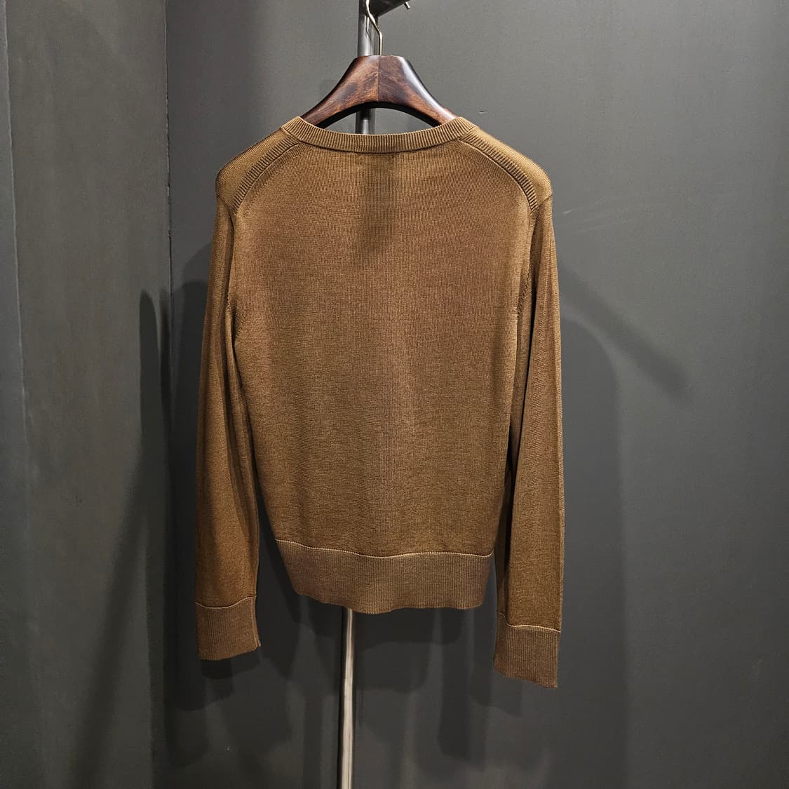 톰포드 실크 울 브이넥 니트 상품이미지3