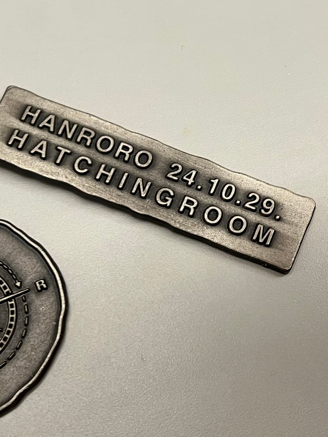 해칭룸x한로로 나침반 키링 상품이미지3