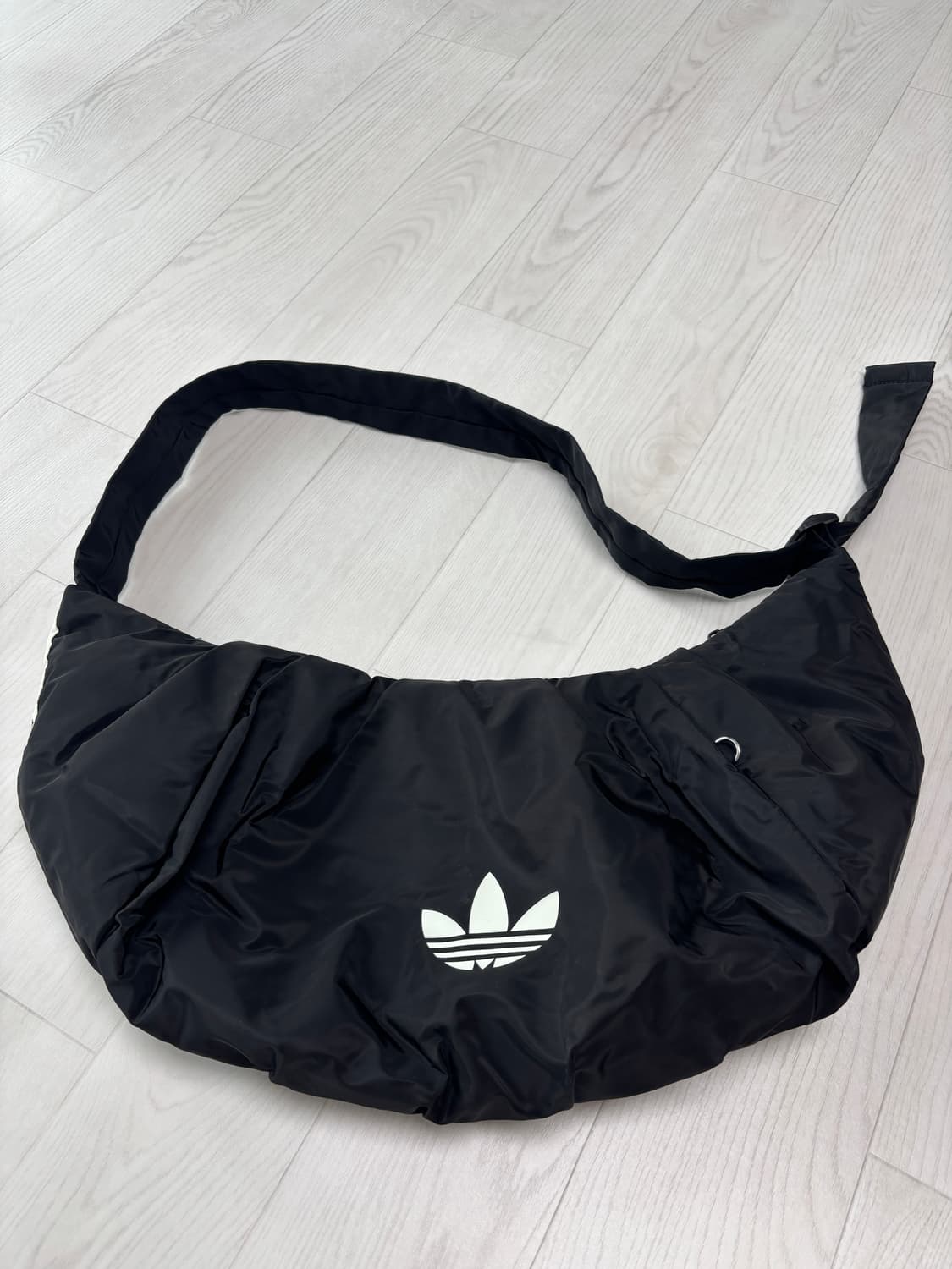 아디다스 오리지널스 클라우드 숄더백 크링클 버전 라지 블랙 상품이미지1