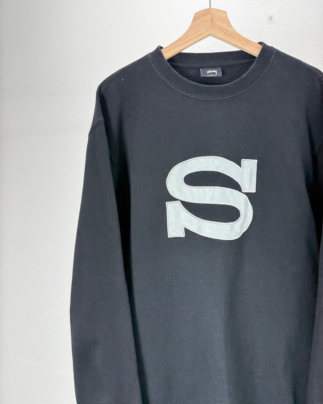 스투시 레터맨 크루넥 블랙 스웨트 셔츠 상품이미지2