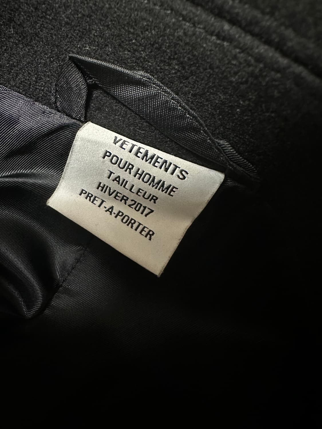 [S]베트멍 VETEMENTS 넥자수로고 멜튼울 코트 상품이미지4
