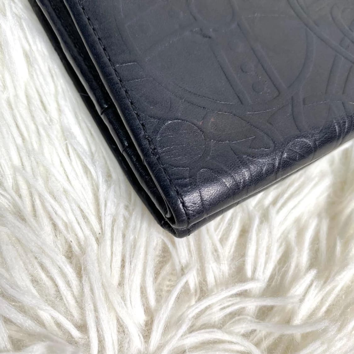 비비안 웨스트우드 가죽 엠보싱 패턴 지갑 상품이미지4