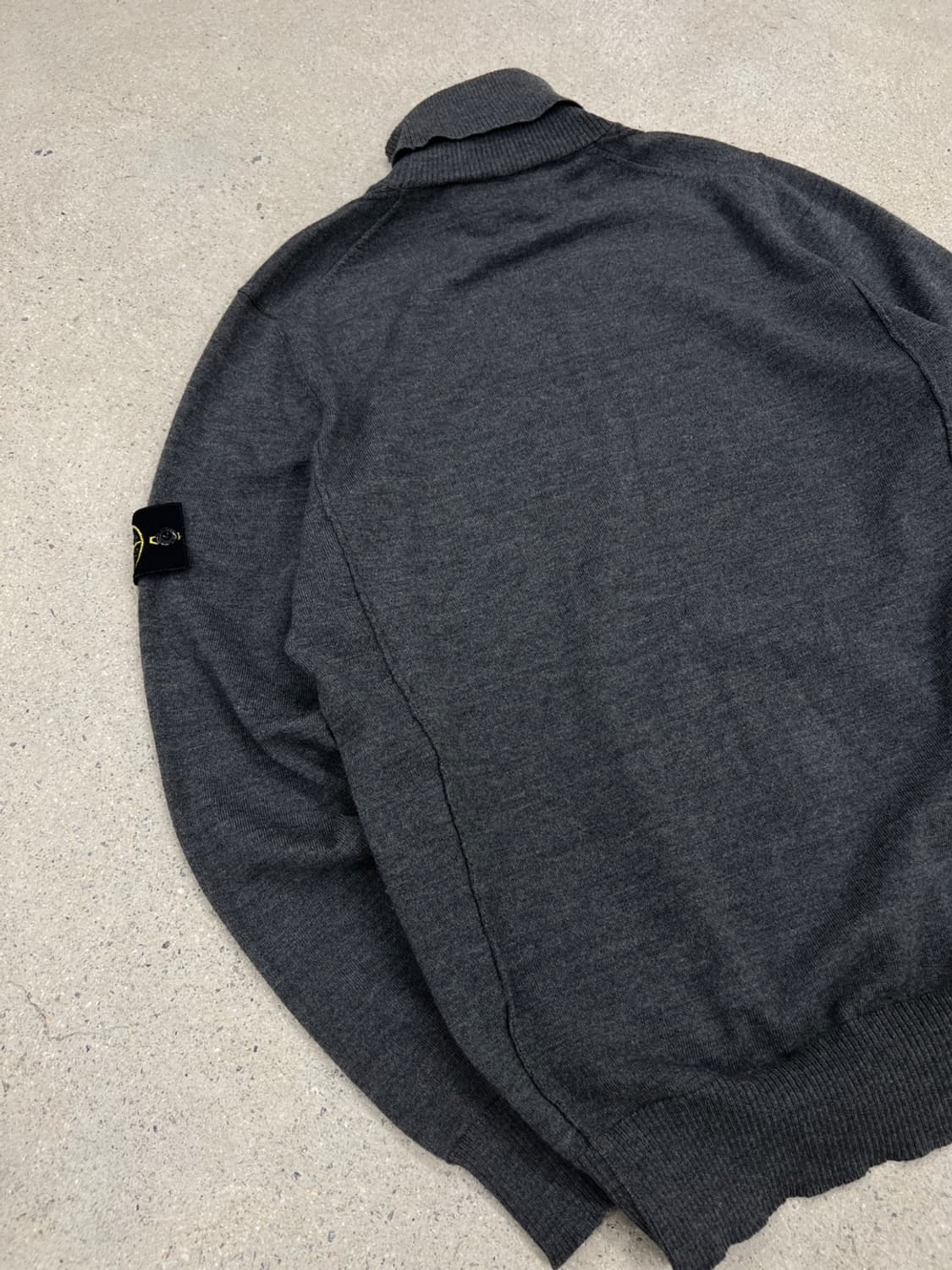 스톤아일랜드 와펜 그레이 터틀넥 니트 상품이미지5