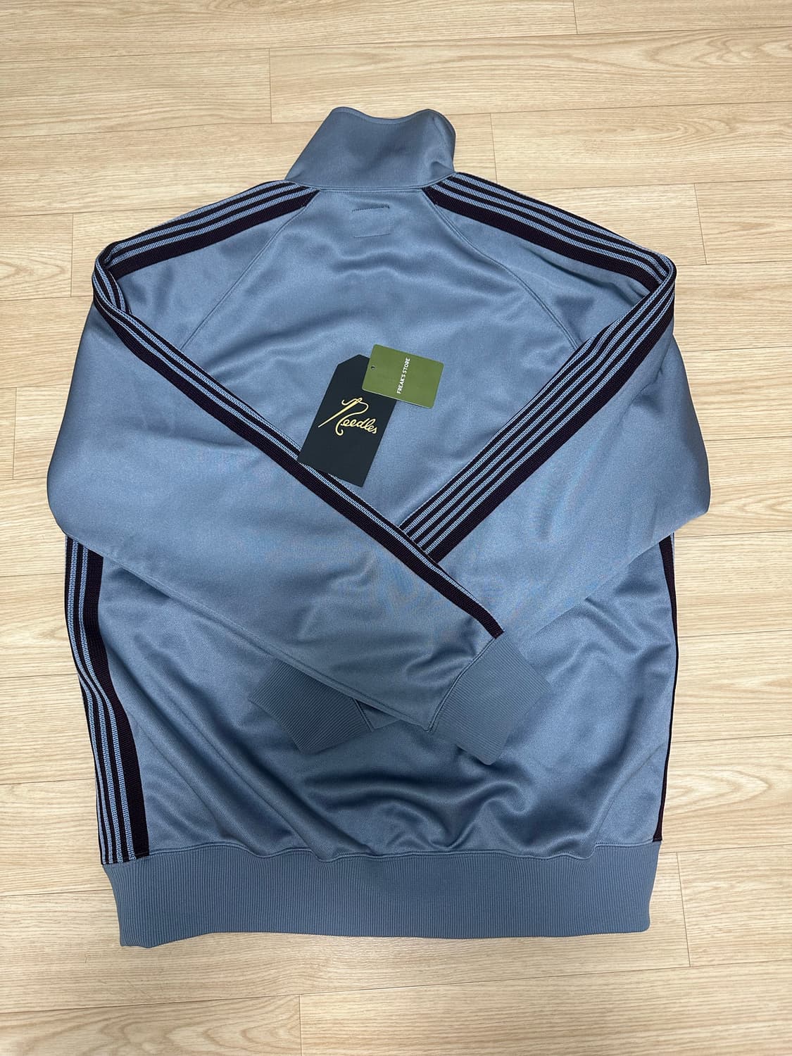 니들스 프릭스 스토어 삭스블루 트랙자켓 상품이미지2