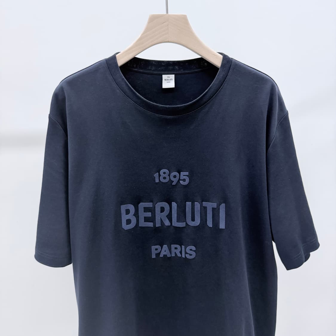 [S+급/2XL] 24SS 벨루티 로고 반팔 티셔츠 다크네이비 상품이미지2