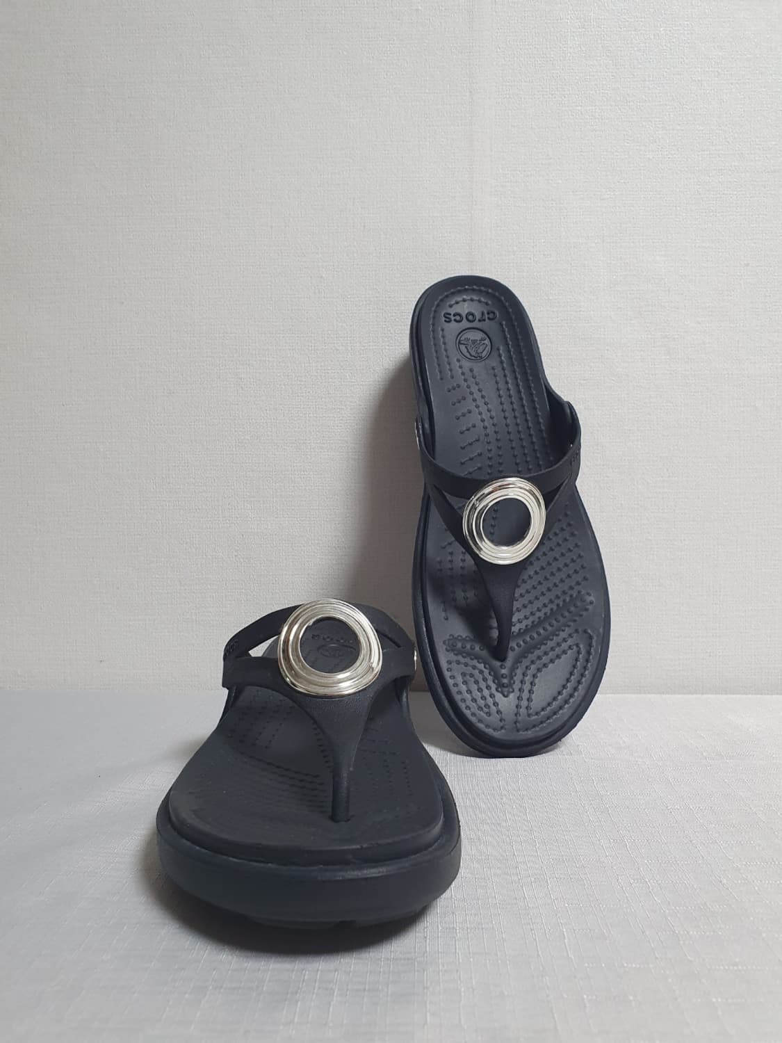 크록스 산라 베벨드 서클 웨지 플립 블랙 230mm 상품이미지1