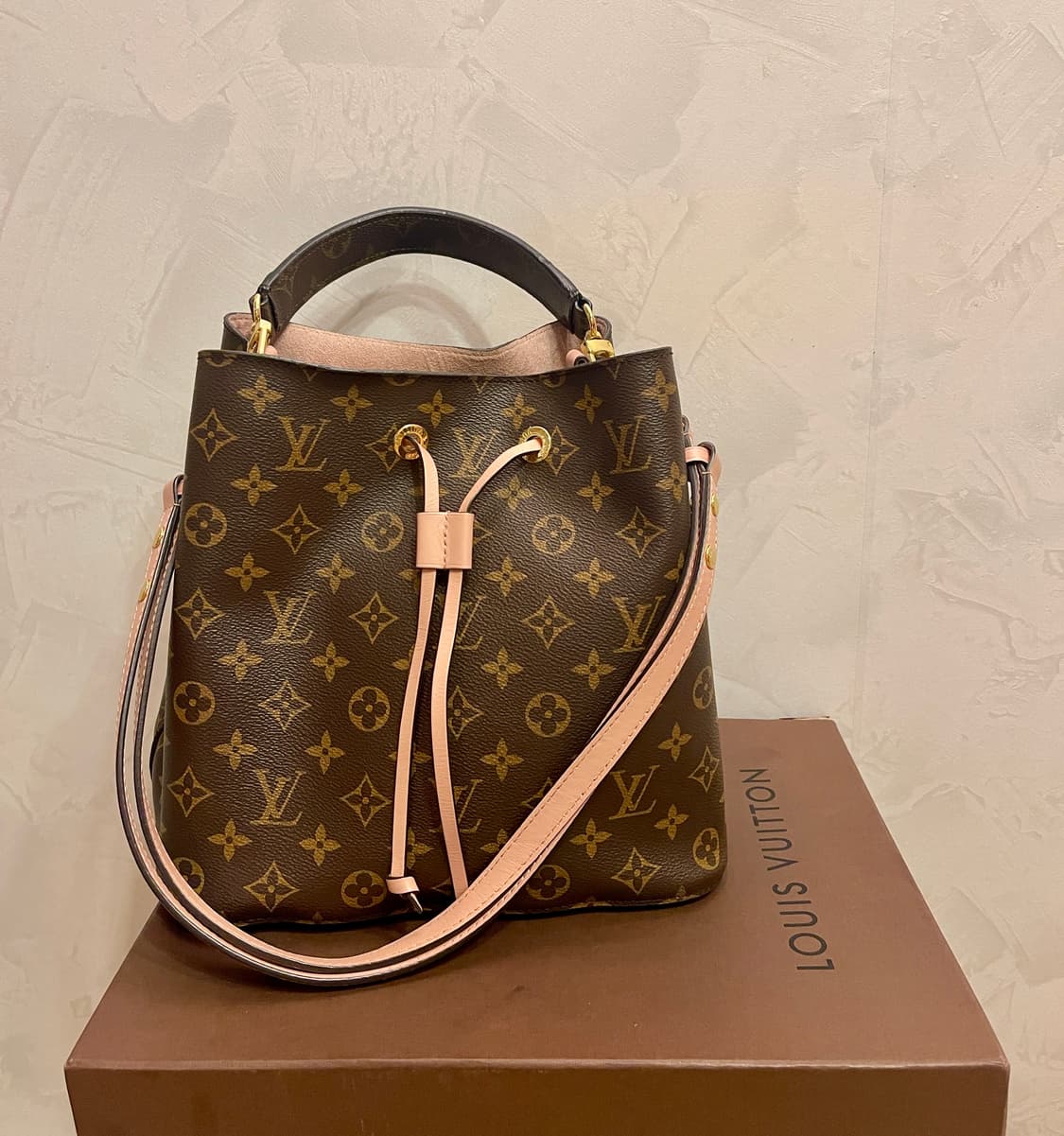 루이비통 Louis Vuitton 네오노에 MM 모노그램 로즈파우더 상품이미지1