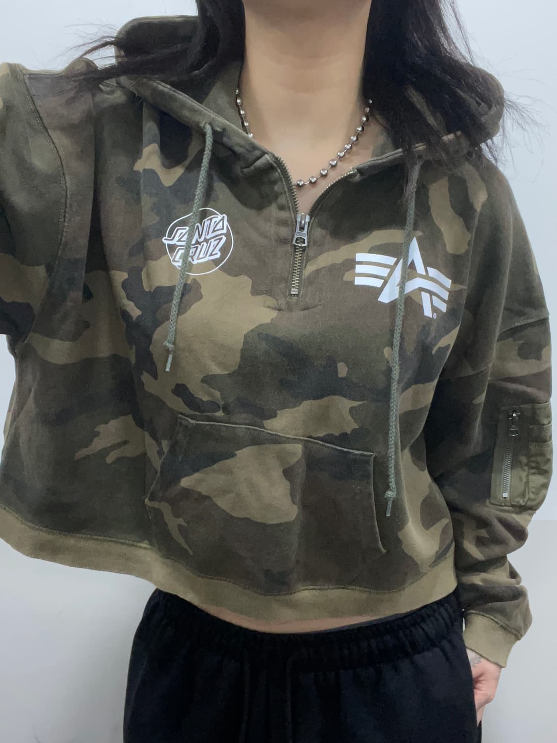 Alpha Industries X Santa Cruz 카모 크롭 후드티 상품이미지2