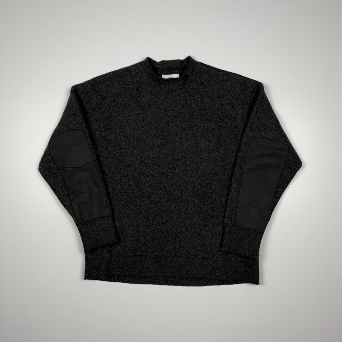 (107) 마카 울 플리스 크루넥 차콜 상품이미지1