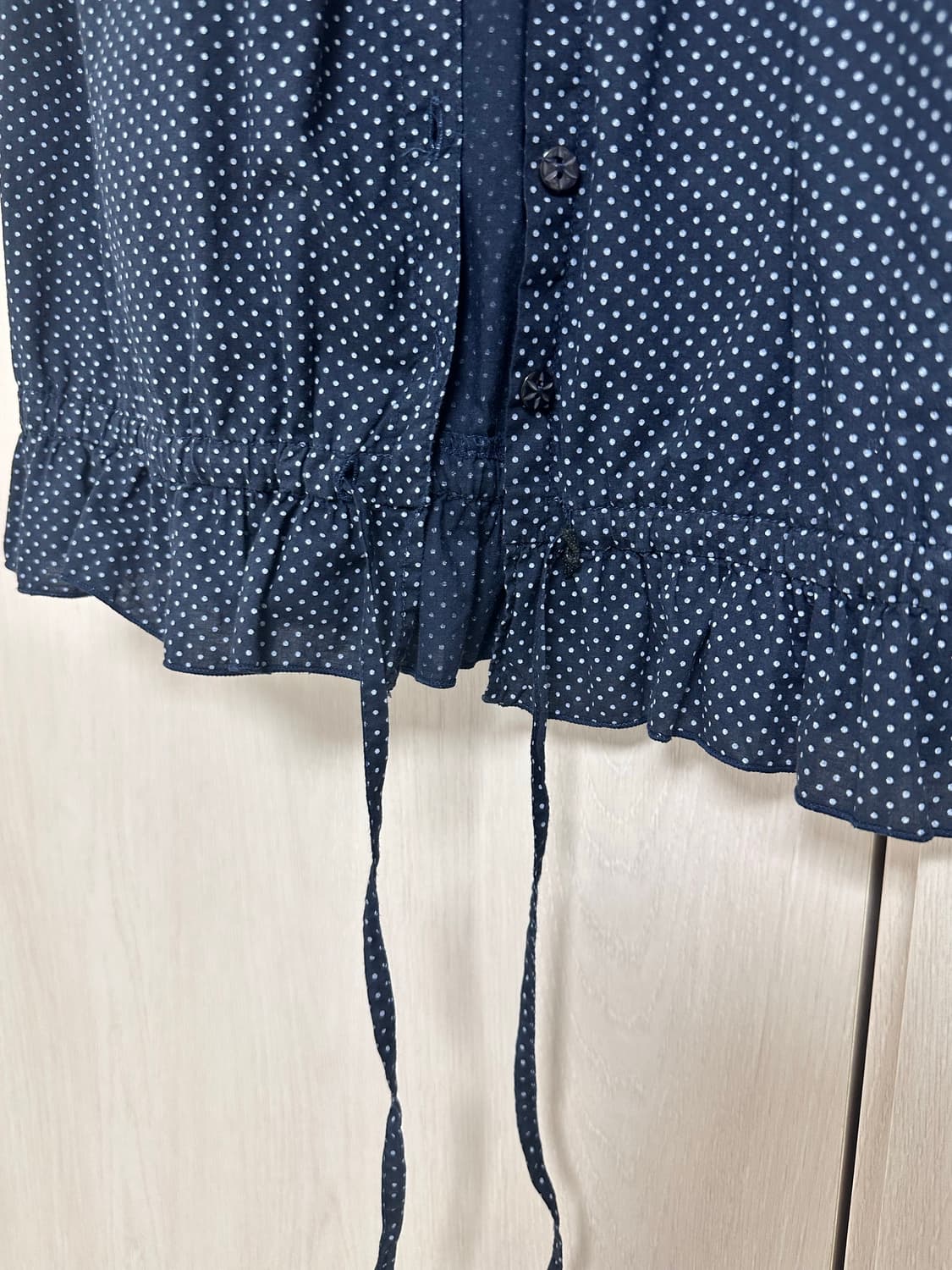 빈티지 도트 네이비 프릴 둥근 카라 블라우스 상품이미지4